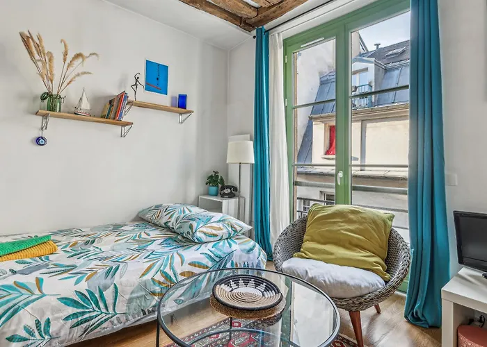 Joli Grand Et Calme, Marais Apartment *